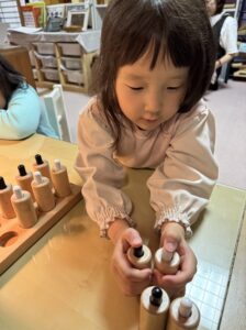 集中して取り組む様子　こども