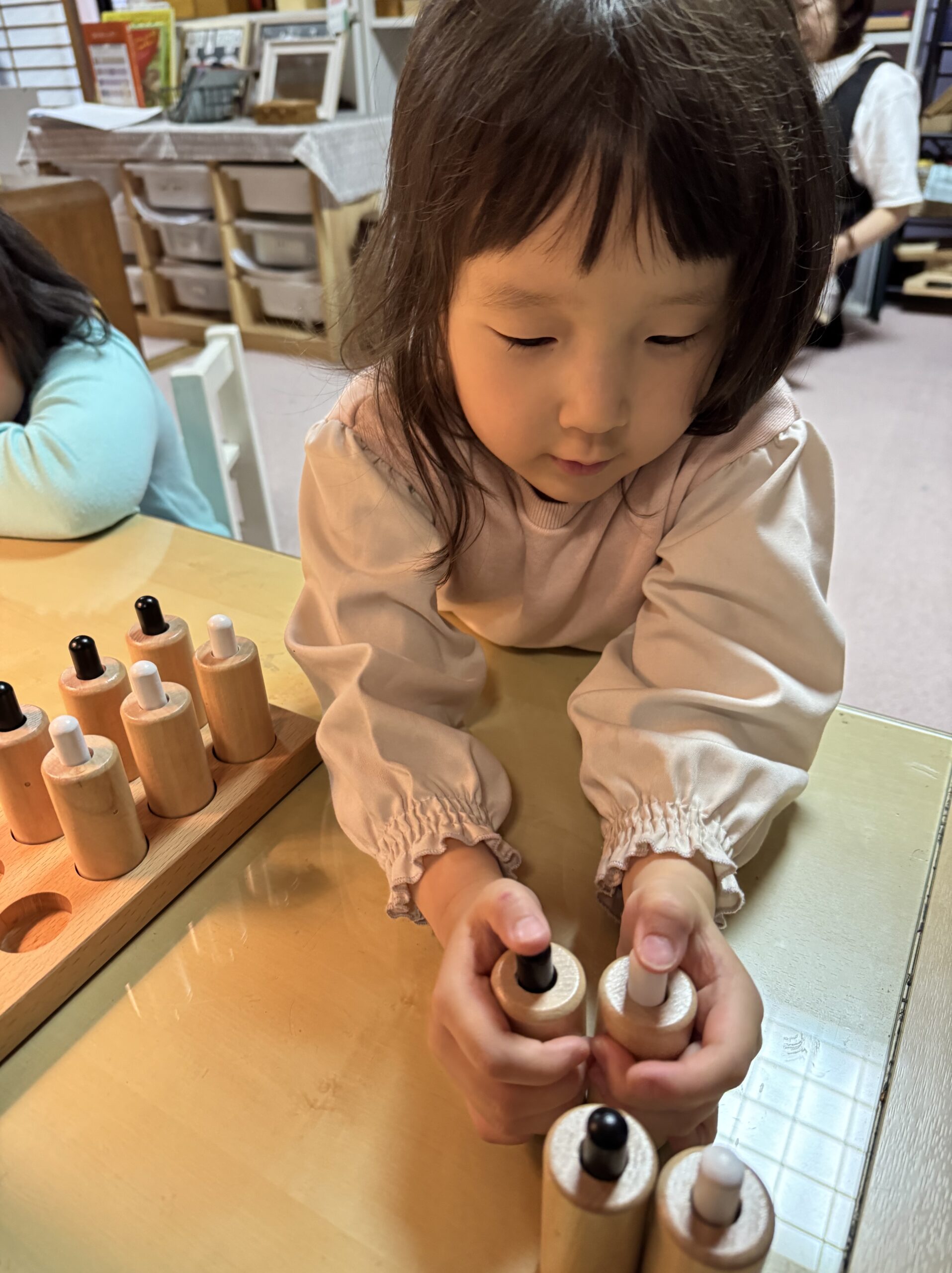 集中して取り組む様子　こども