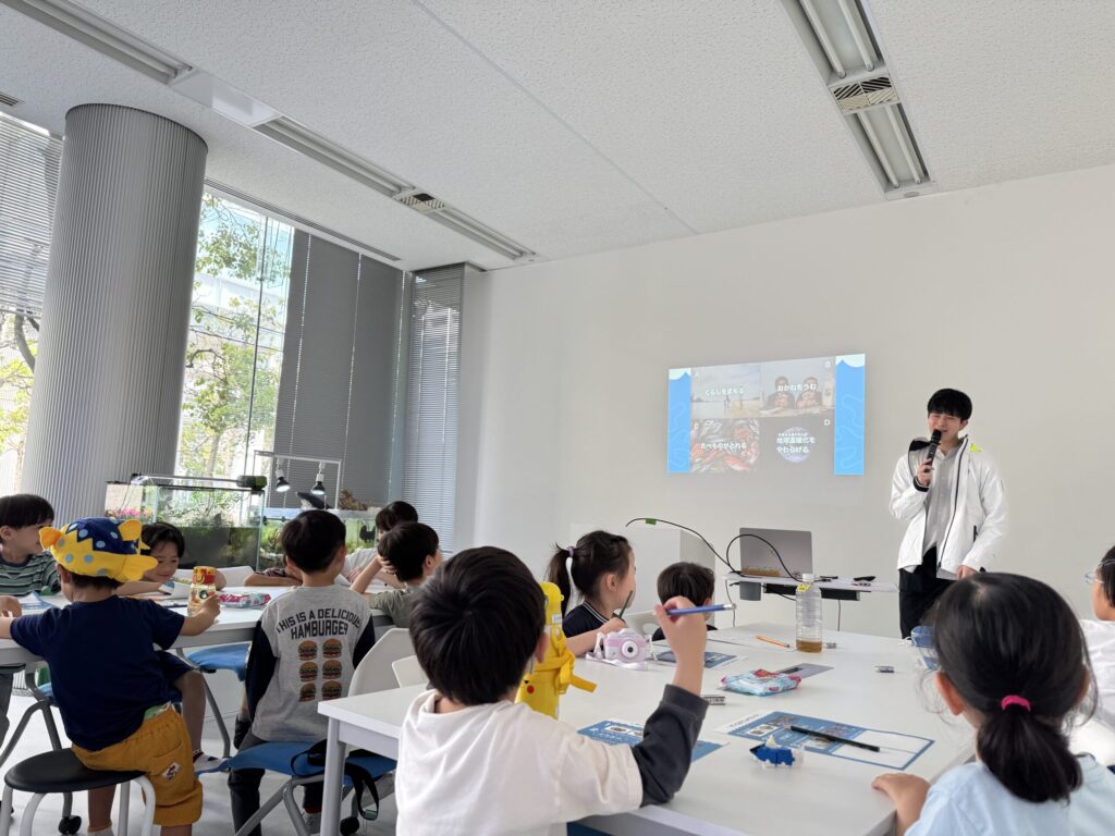 調べ学習をするこども　モンテッソーリ