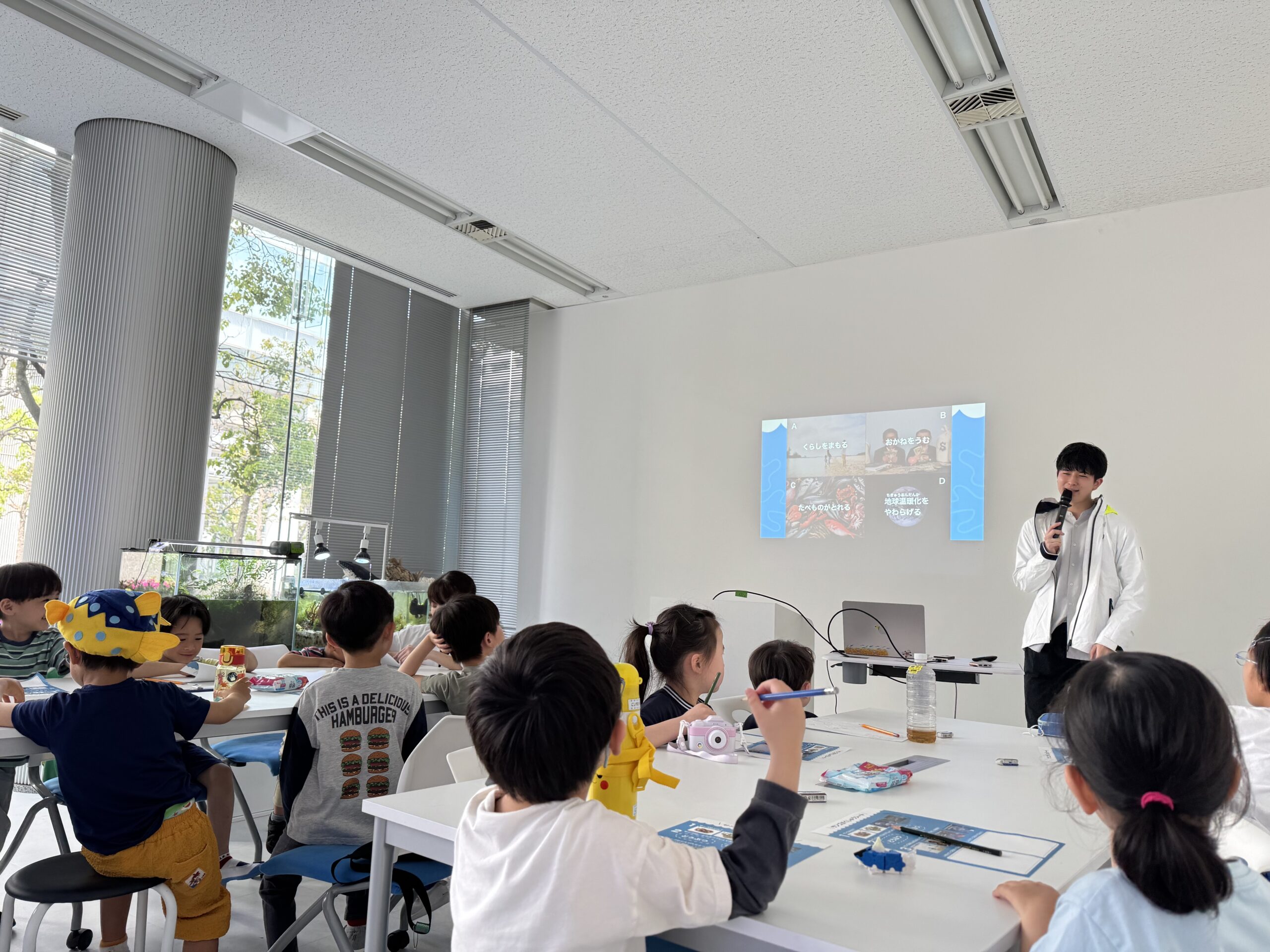 調べ学習をするこども　モンテッソーリ