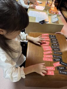 モンテッソーリ　集中力　取り組むこども