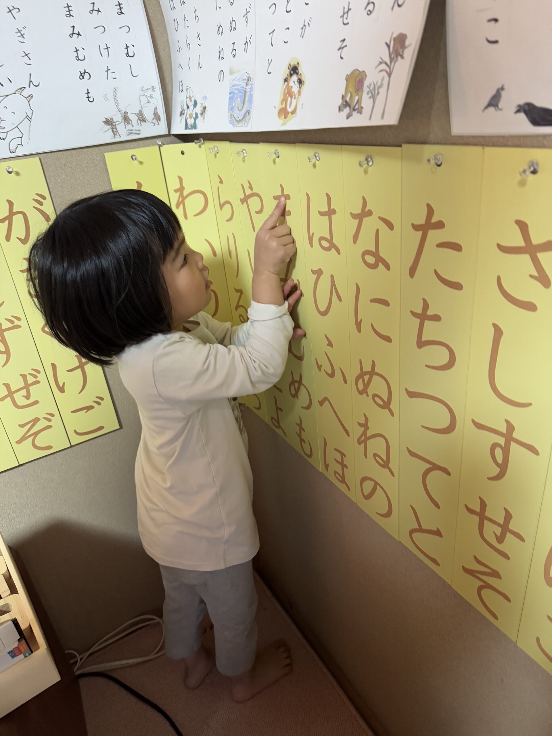 モンテッソーリ教具　集中する子ども