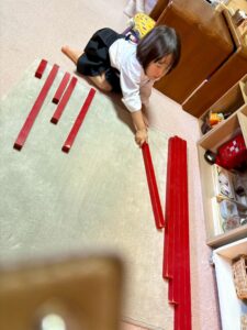 モンテッソーリ教具　教具を使うこども