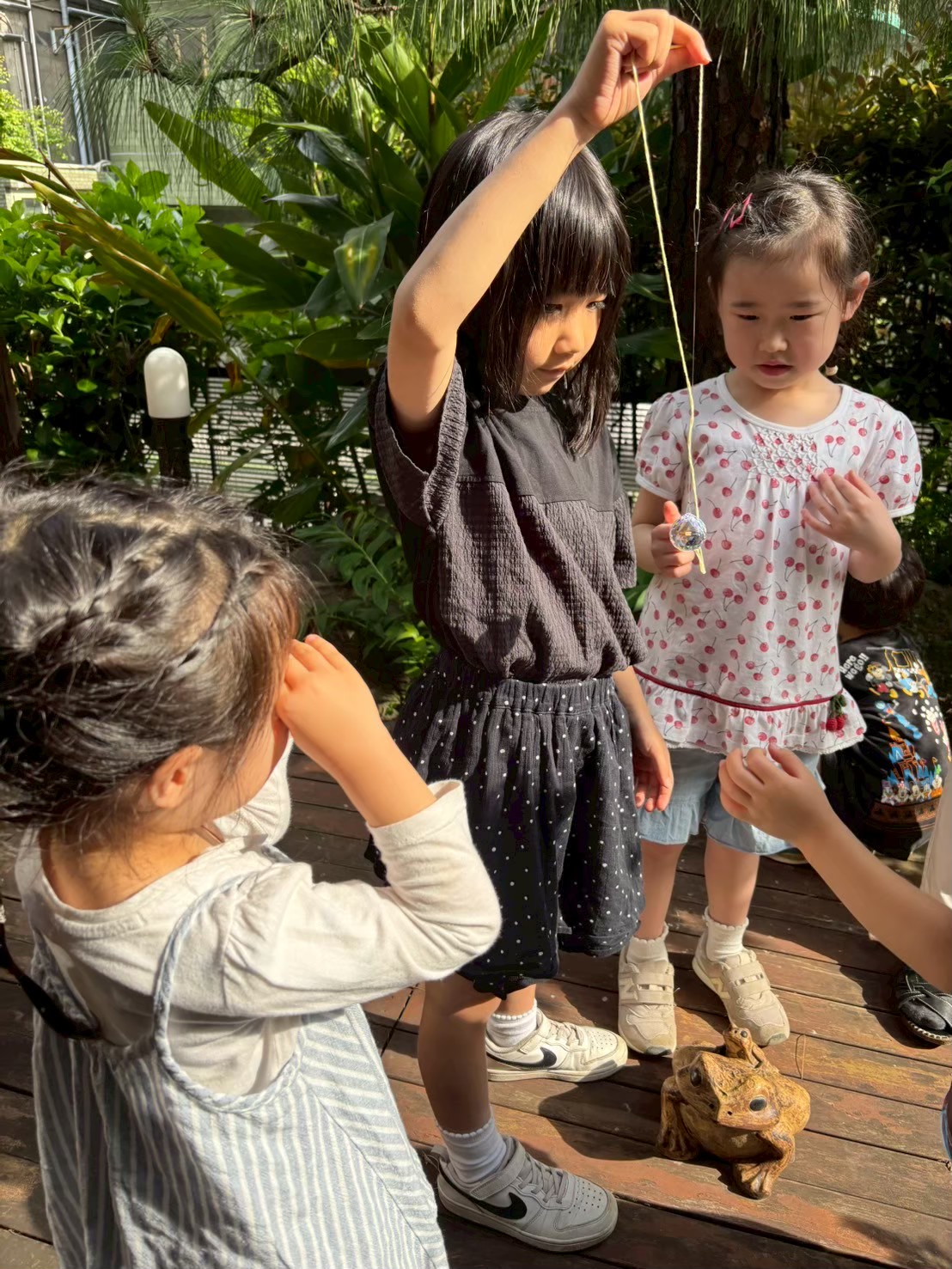自然に触れるこども　五感
