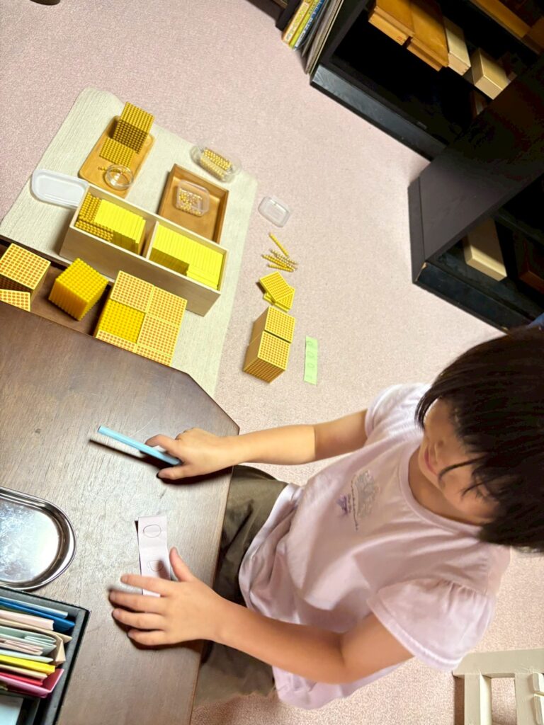 モンテッソーリ教具　教具を行う子ども
