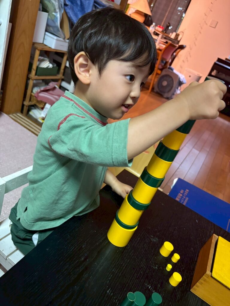 モンテッソーリ教具　教具を行う子ども