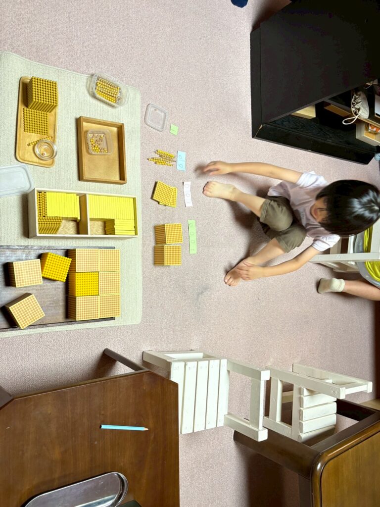 モンテッソーリ教具　教具を行う子ども