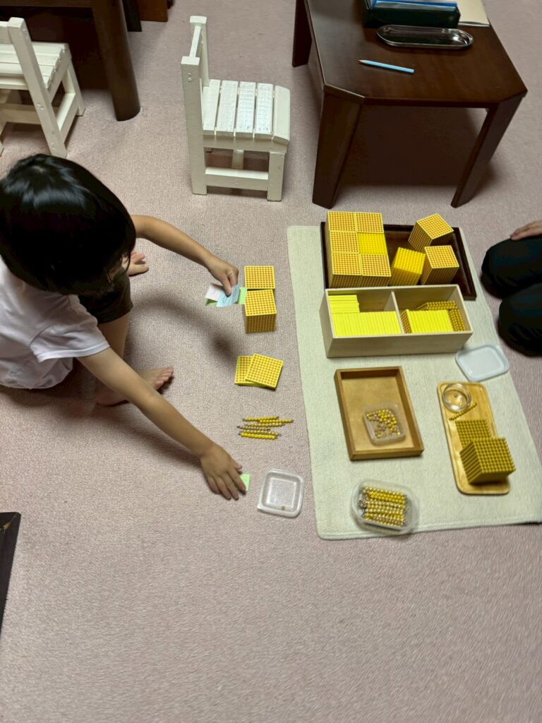 モンテッソーリ教具　教具を行う子ども