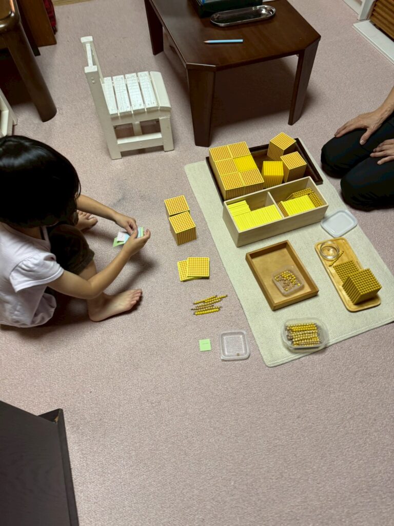 モンテッソーリ教具　教具を行う子ども