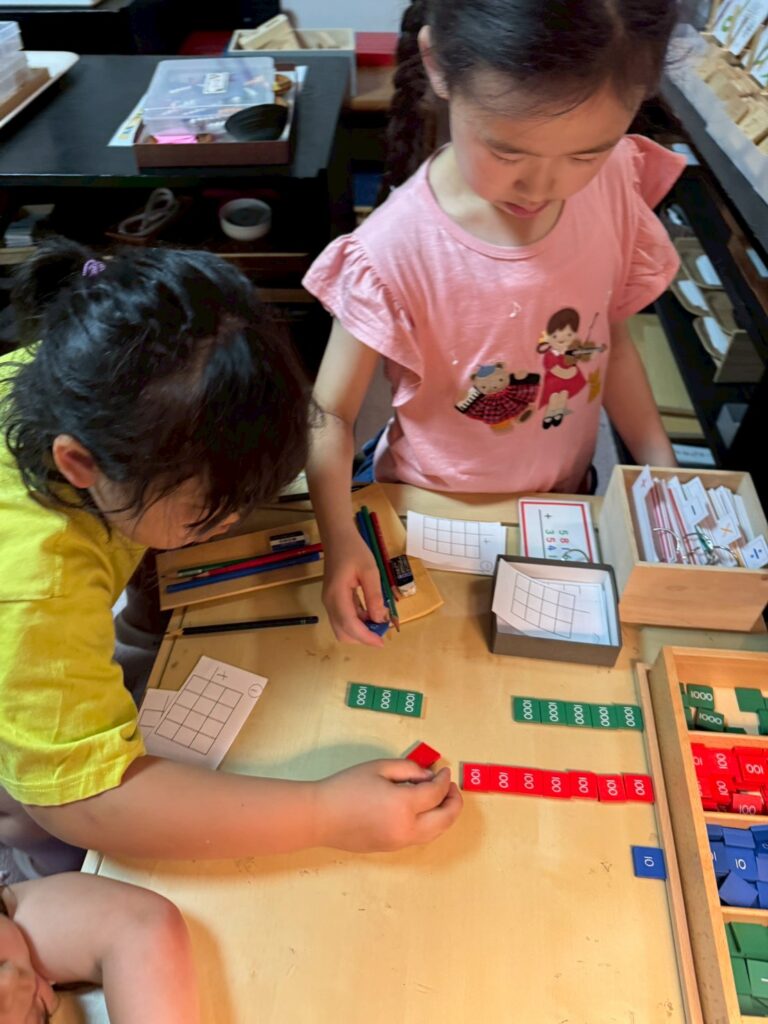 モンテッソーリ教具　教具を行う子ども