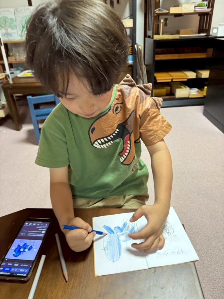 モンテッソーリ教具　集中する子ども