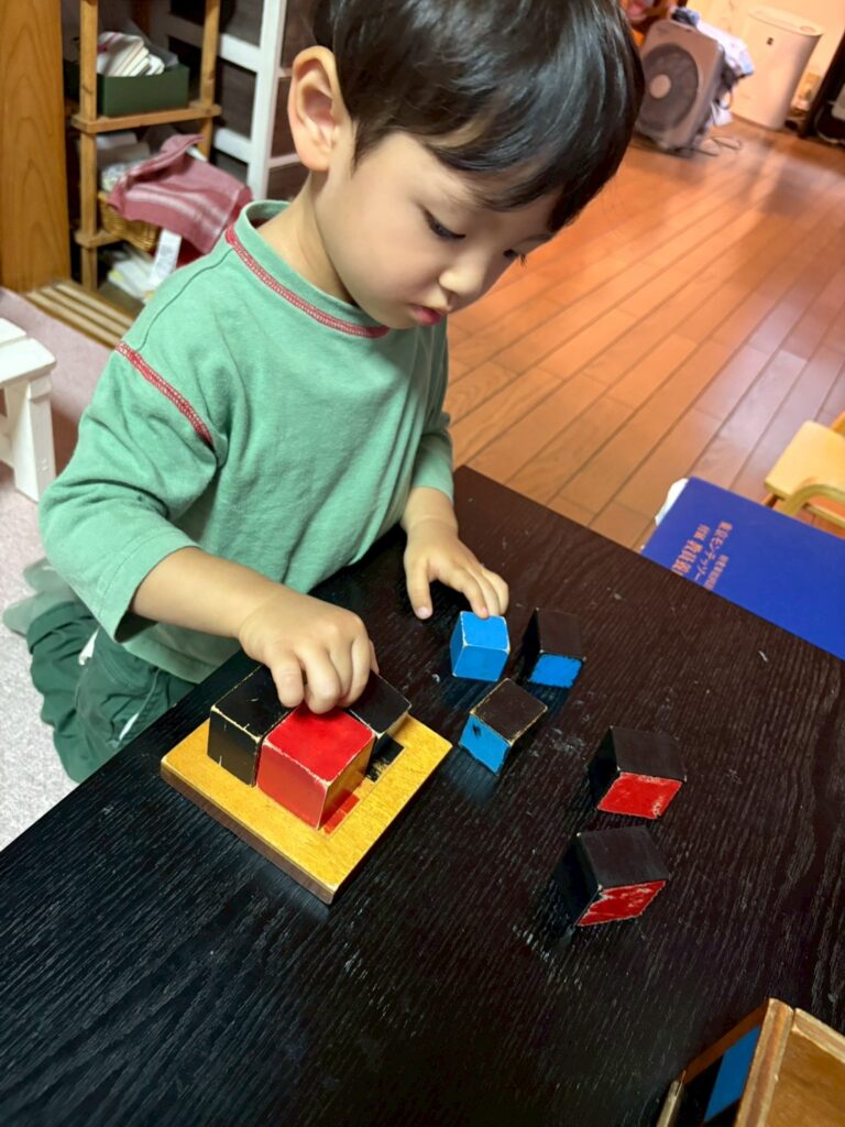 モンテッソーリ教具　教具を行う子ども