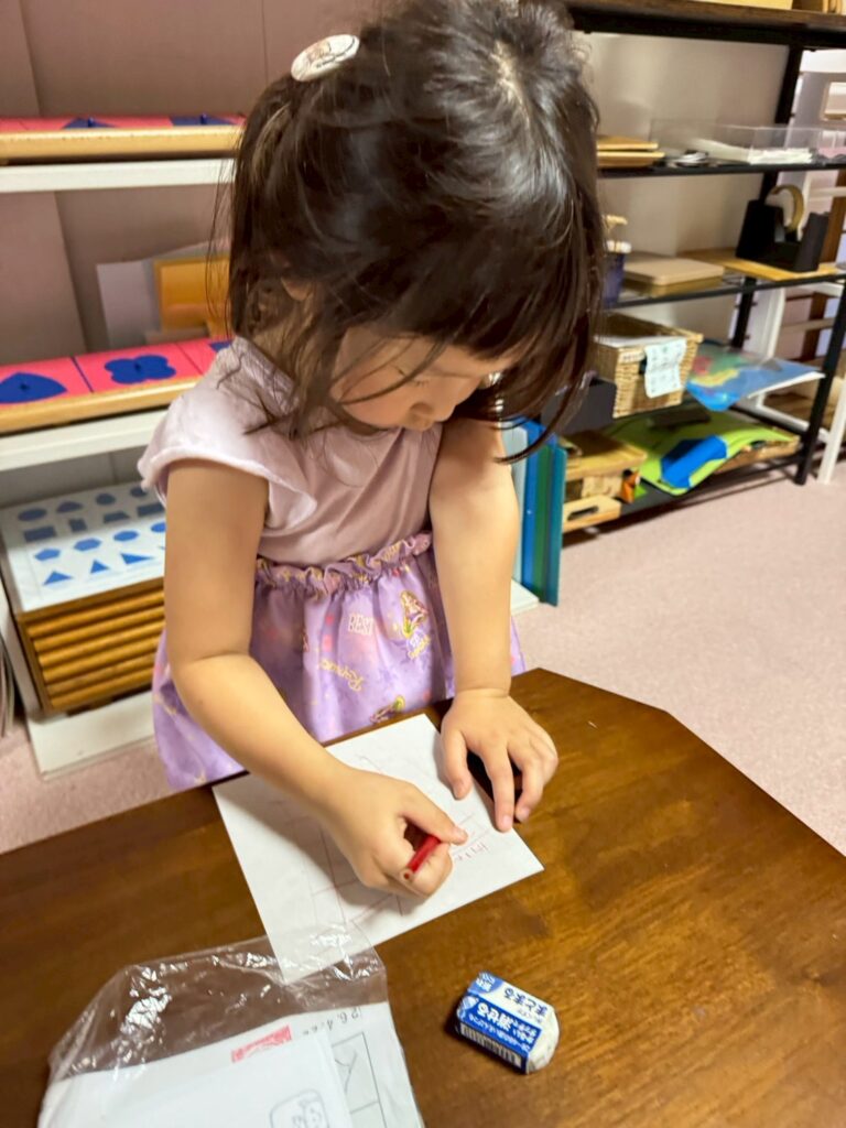モンテッソーリ教具　教具を行う子ども