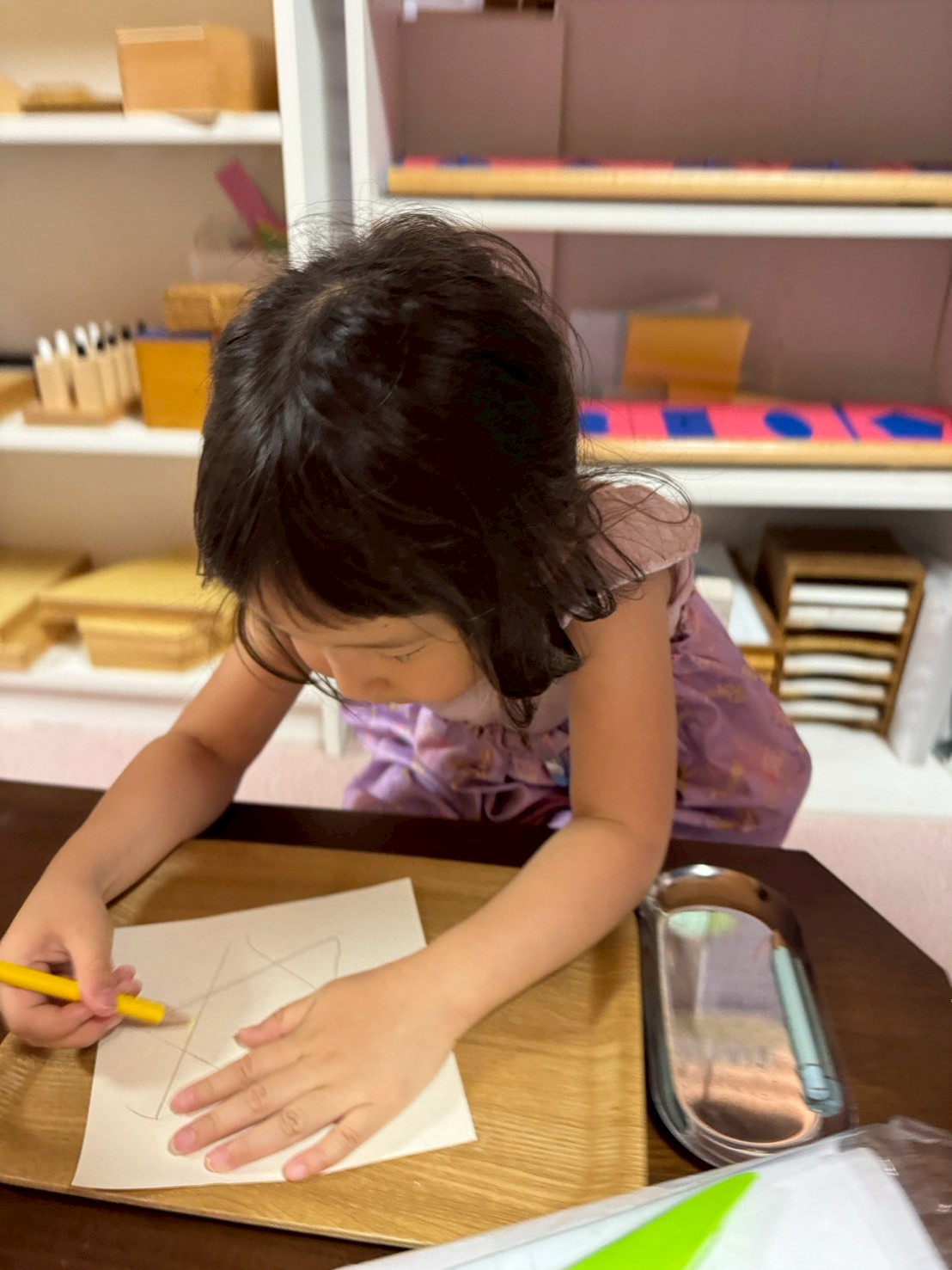 モンテッソーリ教具　集中する子ども