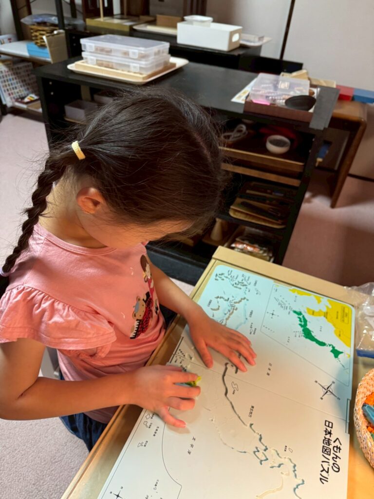 モンテッソーリ教具　集中する子ども