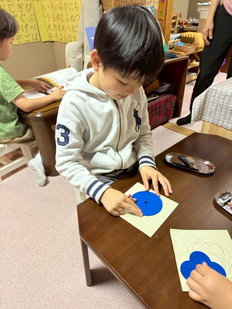 モンテッソーリ教具　集中する子ども