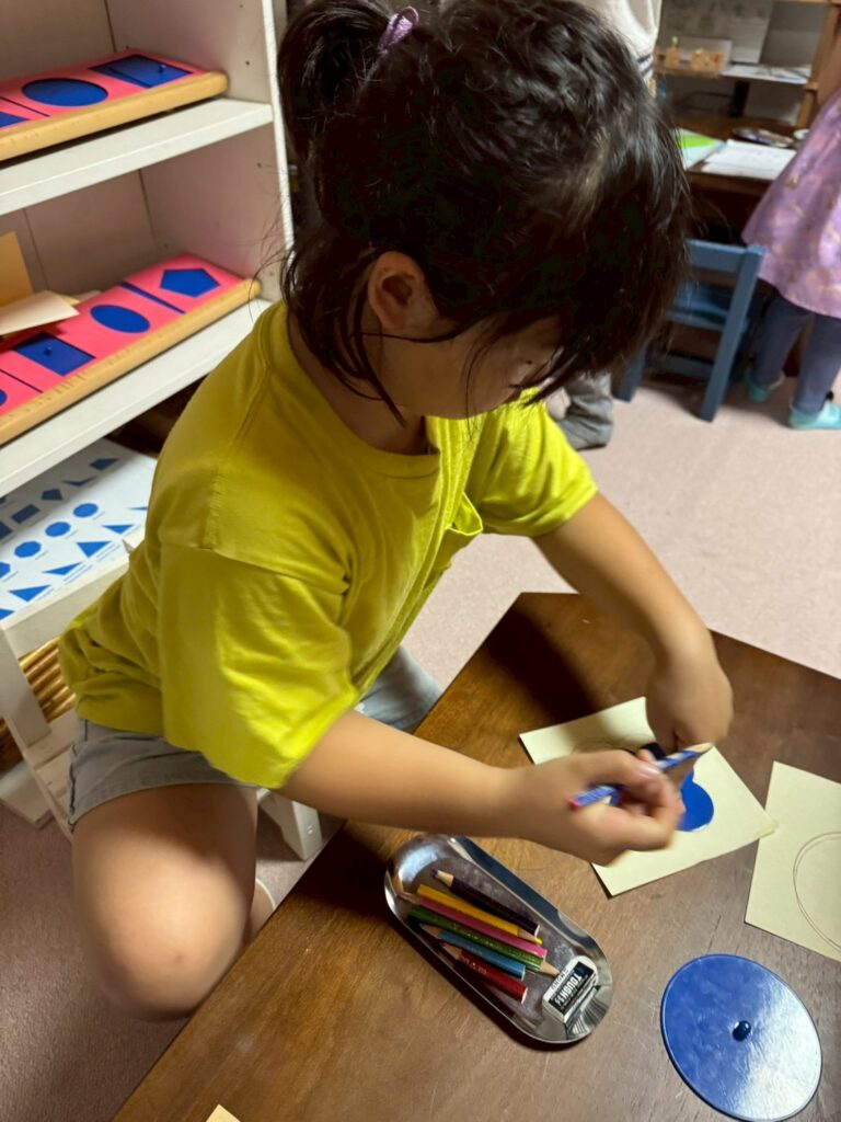 モンテッソーリ教具　集中する子ども