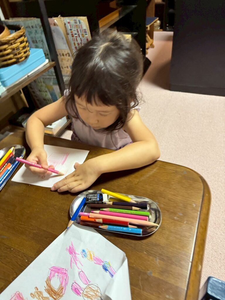 モンテッソーリ教具　集中する子ども