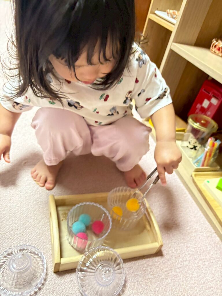 モンテッソーリ教具　教具を行う子ども