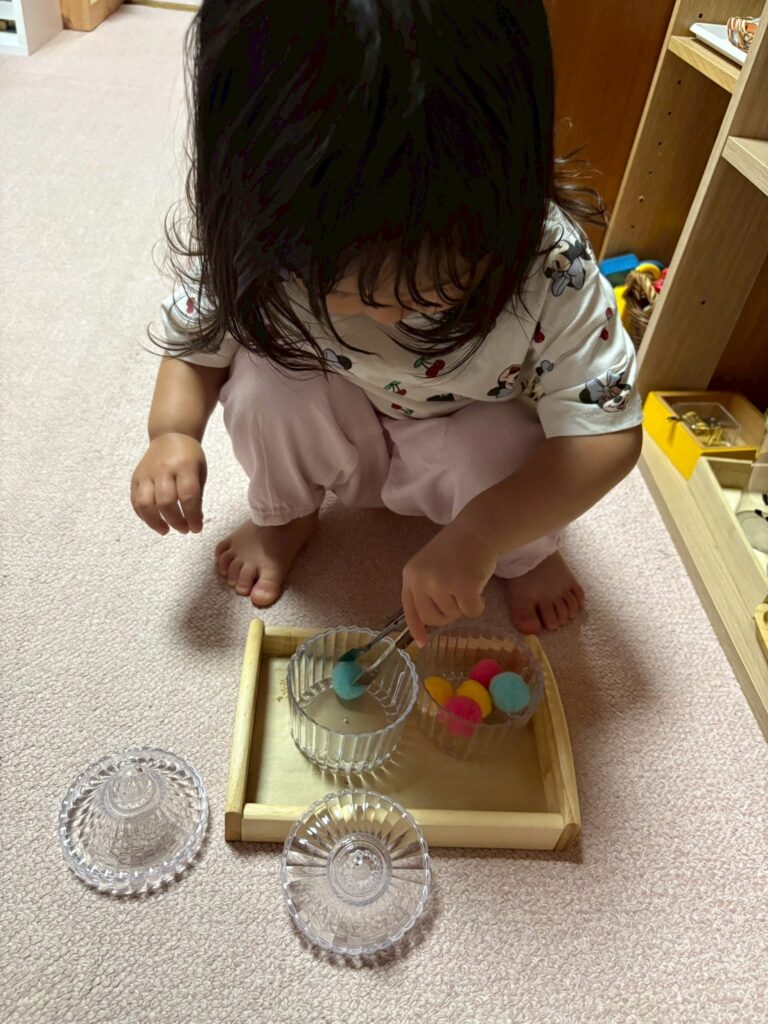 モンテッソーリ教具　教具を行う子ども