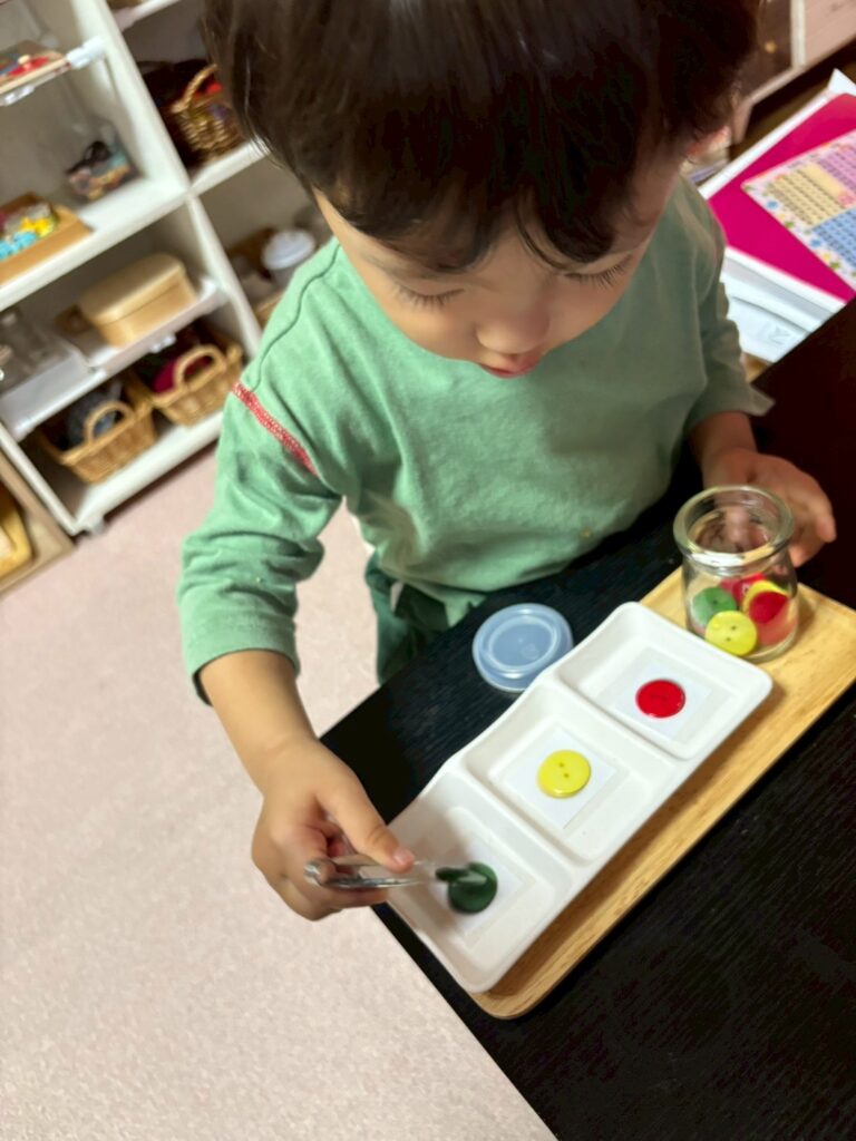 モンテッソーリ教具　教具を行う子ども