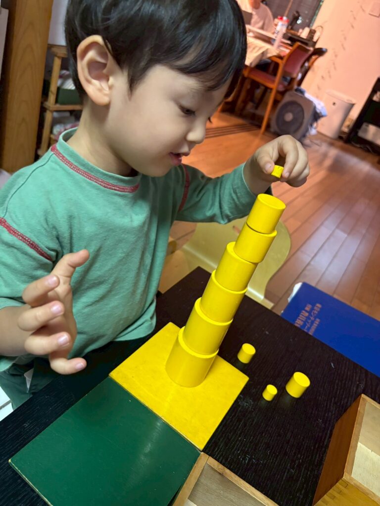 モンテッソーリ教具　教具を行う子ども