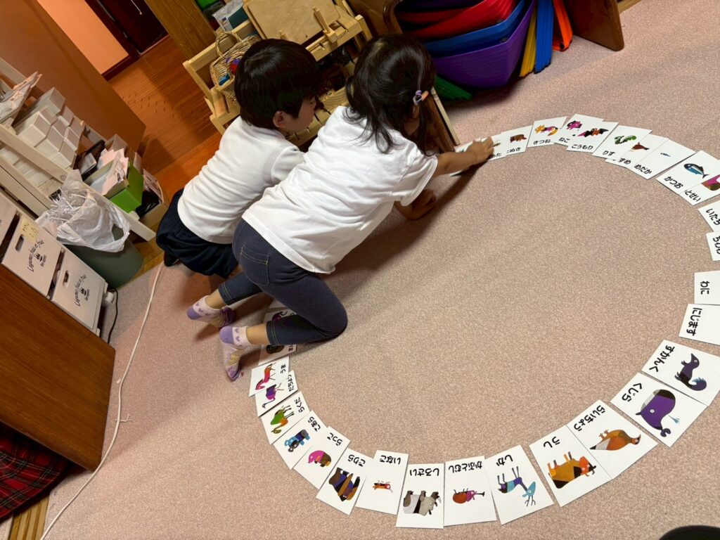 モンテッソーリ教具　集中する子ども