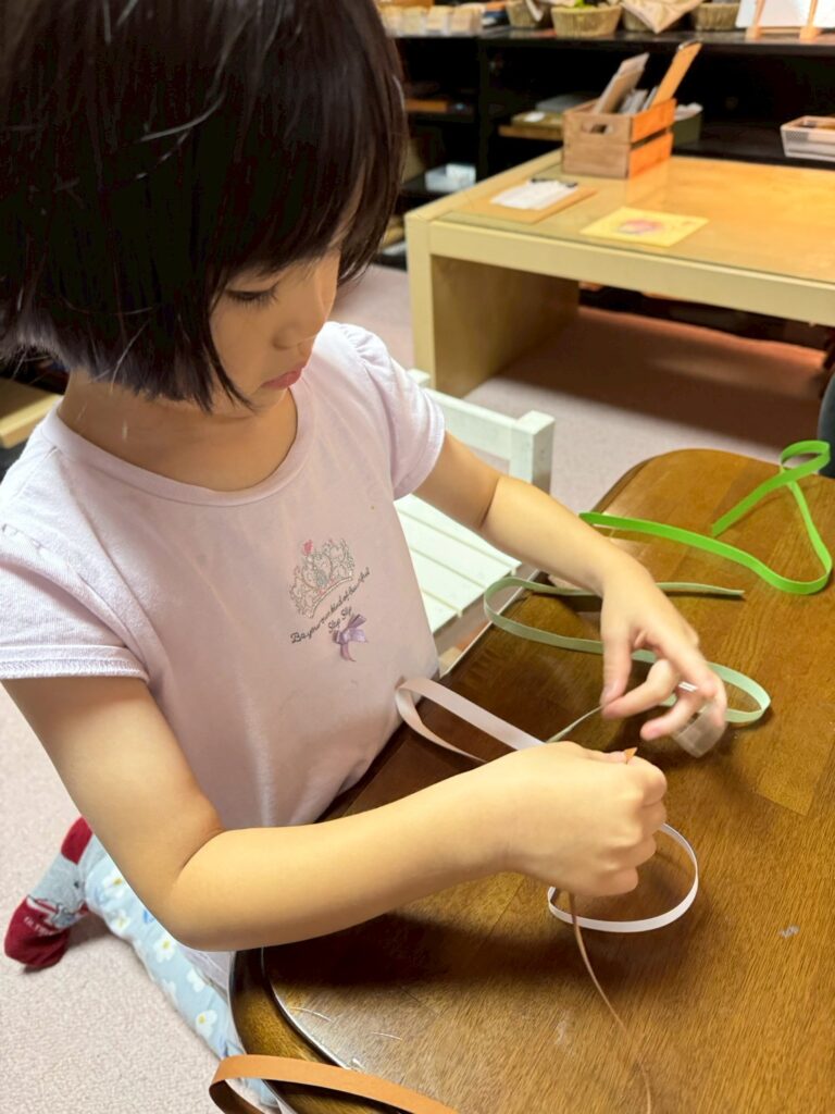 モンテッソーリ教具　制作に取り組むこども