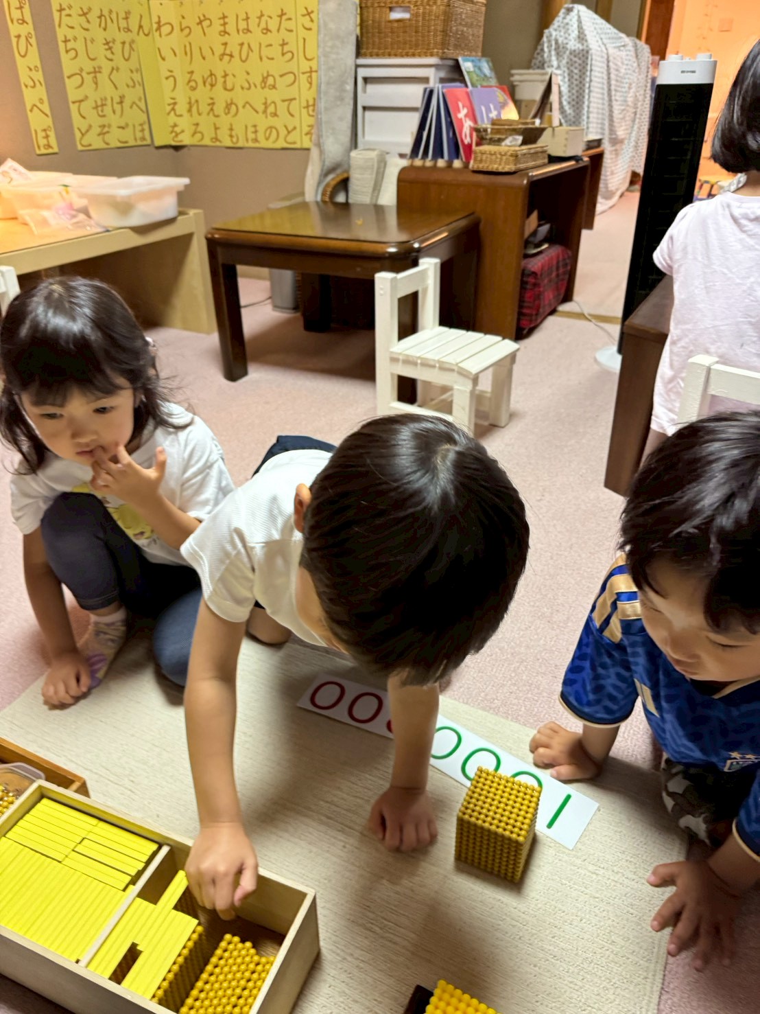 モンテッソーリ教具　集中する子ども