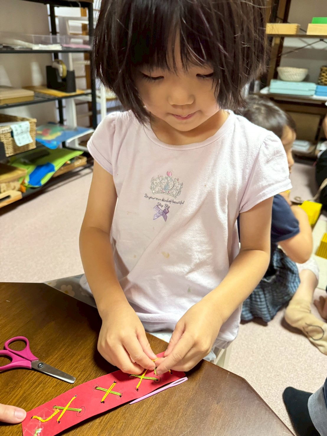モンテッソーリ教具　集中する子ども