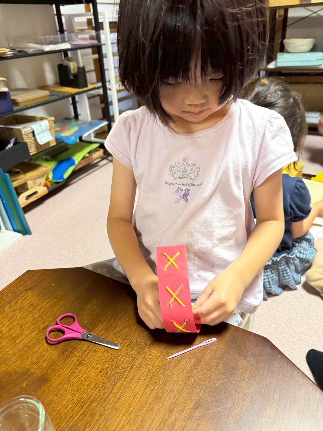 モンテッソーリ教具　集中する子ども