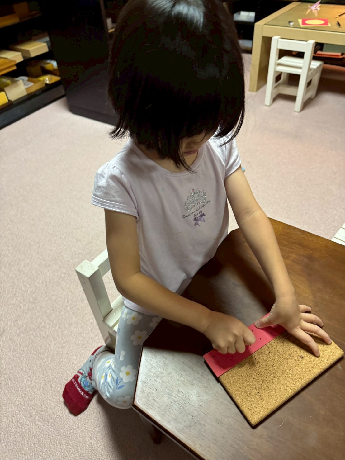 モンテッソーリ教具　集中する子ども