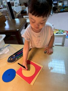 モンテッソーリ教具　集中する子ども