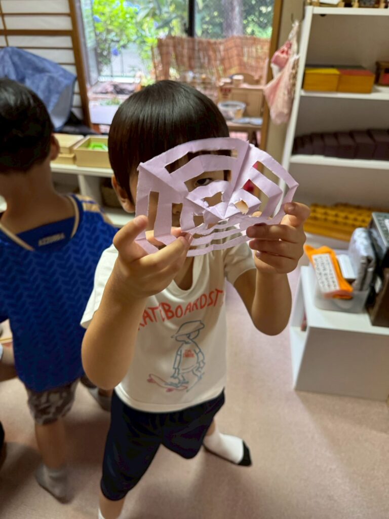 モンテッソーリ教具　制作に取り組むこども