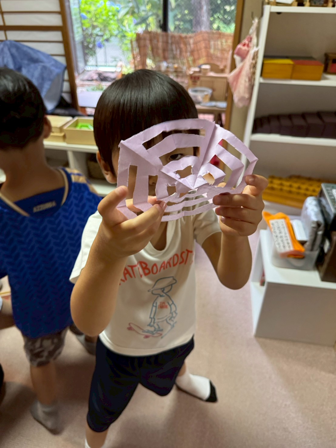 モンテッソーリ教具　制作に取り組むこども