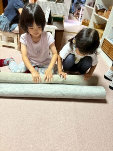 モンテッソーリ教具　集中する子ども