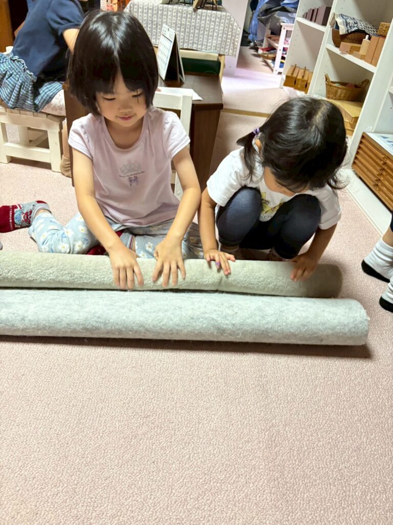 モンテッソーリ教具　集中する子ども