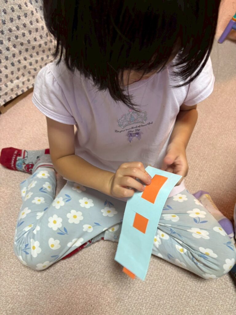 モンテッソーリ教具　集中する子ども
