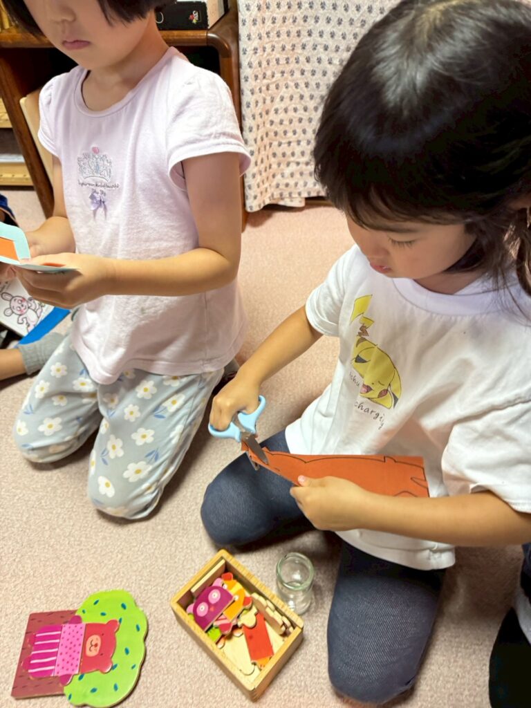 モンテッソーリ教具　集中する子ども