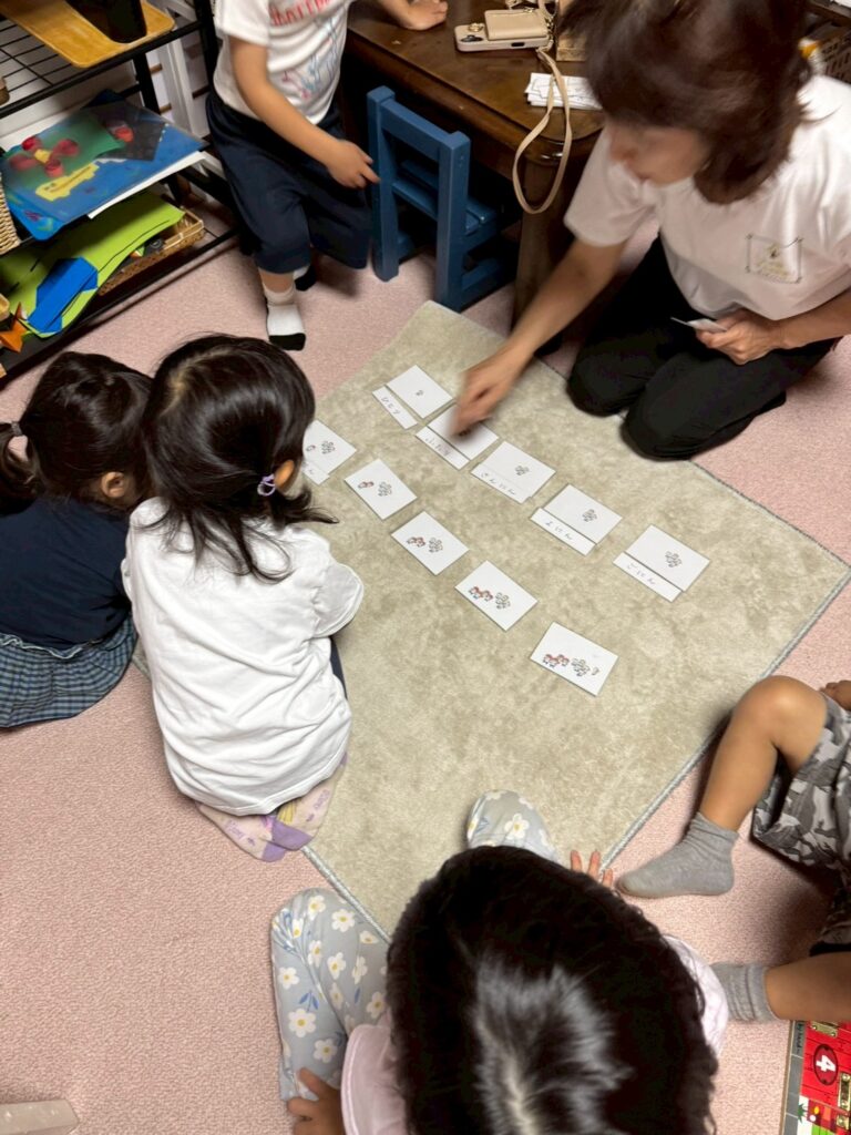 モンテッソーリ教具　集中する子ども