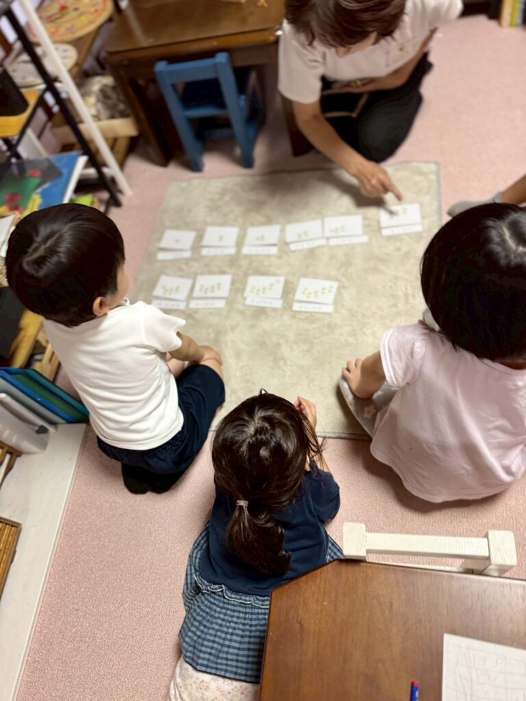 モンテッソーリ教具　集中する子ども