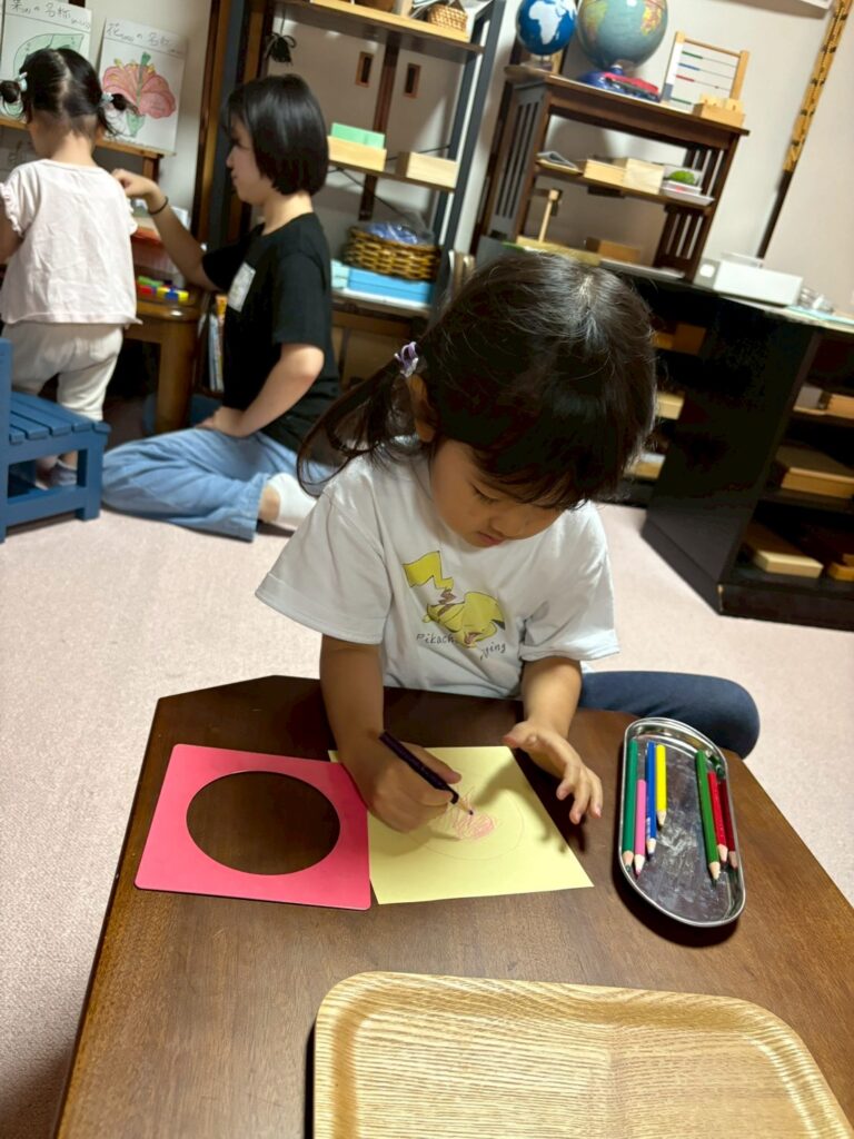 モンテッソーリ教具　集中する子ども