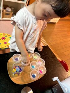 モンテッソーリ教具　集中する子ども