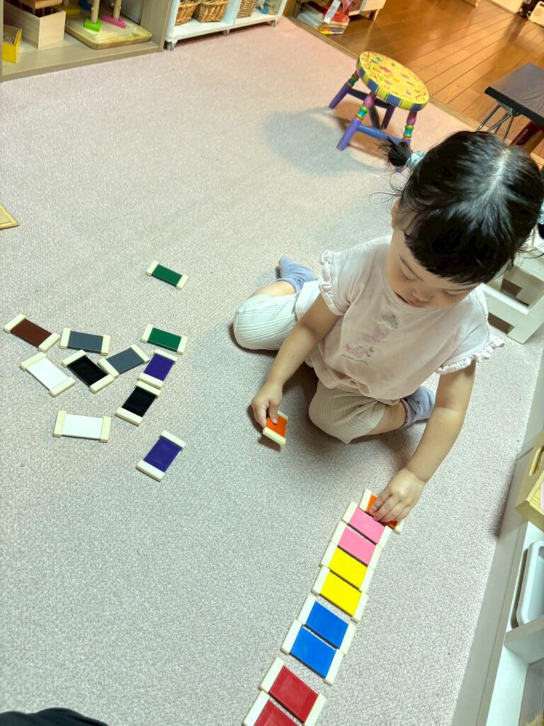 モンテッソーリ教具　集中する子ども