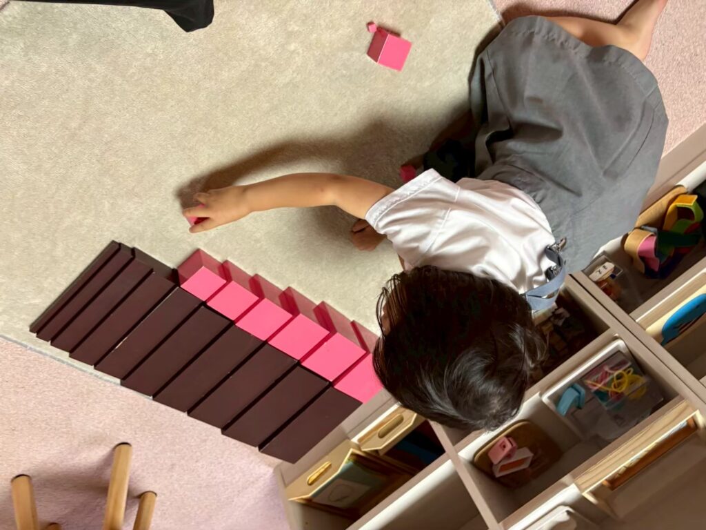 モンテッソーリ教具　集中する子ども