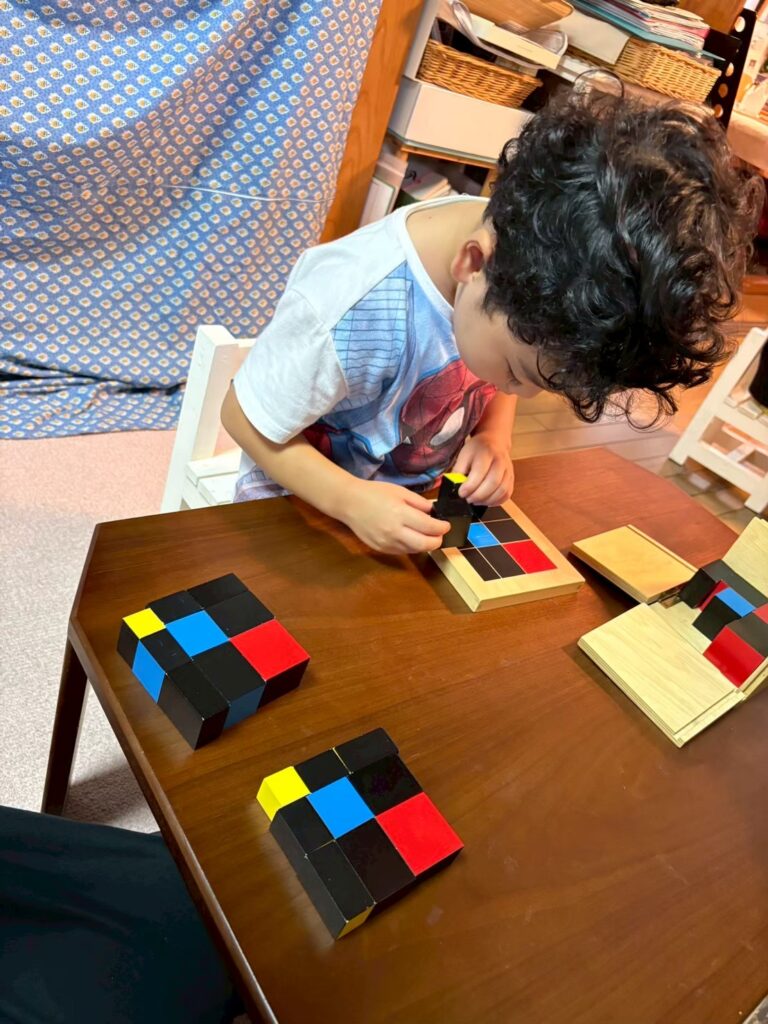 モンテッソーリ教具　集中する子ども