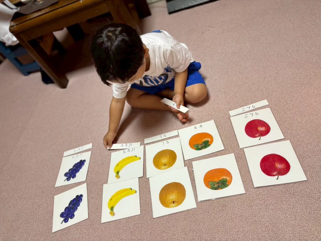 絵カードに取り組む様子