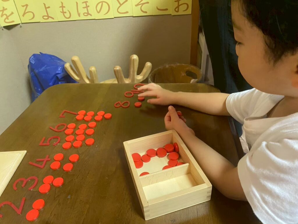 数の教具を扱うこども