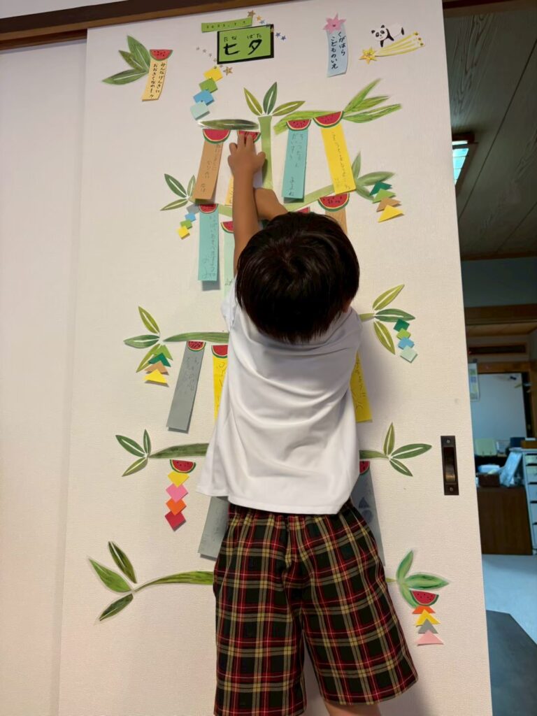季節の制作に取り組む様子