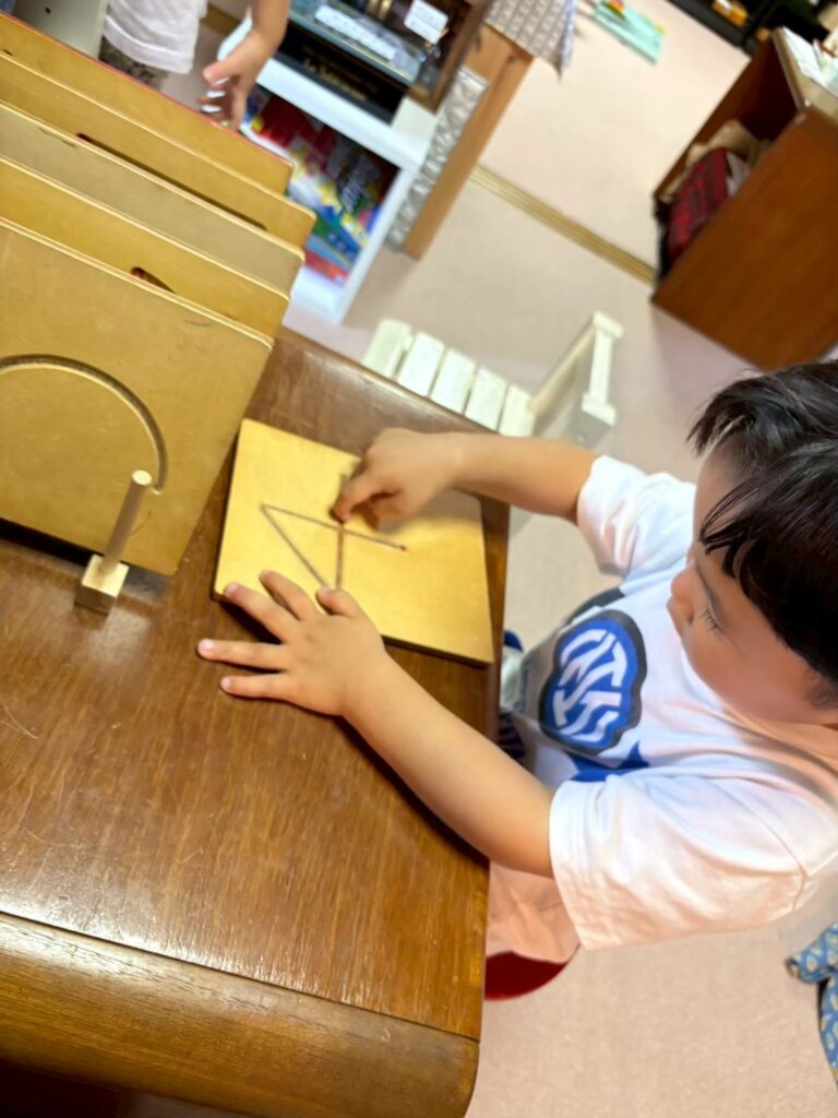 数の教具に触れるこども